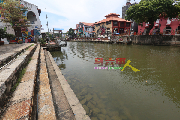 去年的马六甲河在行动管制令期间变得清澈无比，如今没有再呈现出非常清澈的画面，同时已有两年没有举行赛龙舟活动。