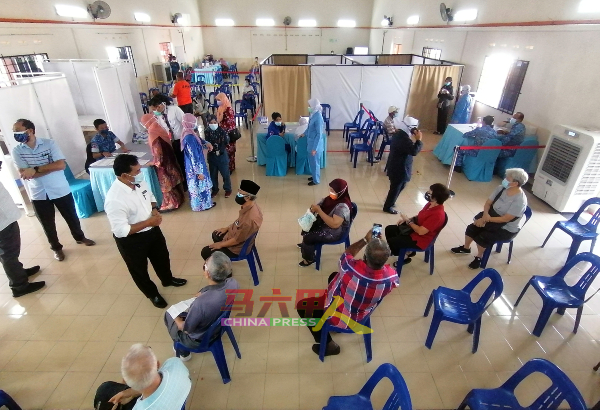 不少市民被安排到阿依摩力选区协调及发展中心，接种新冠肺炎疫苗。
