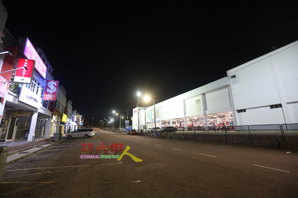 ■晋巷特易购霸市周围在晚间8时已不见人影。