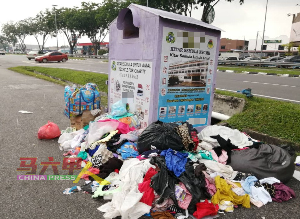 私人回收公司放置在玛琳再也商业区的回收箱，四周堆满没有清理的回收物件。