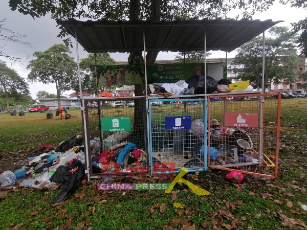 地方政府设置的回收处未获善用，待回收的旧衣物和生活用品没有放在铁笼内。