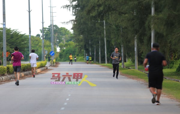 全面封锁期间，不少民众趁早晨或傍晚时分，在住家花园附近跑步。