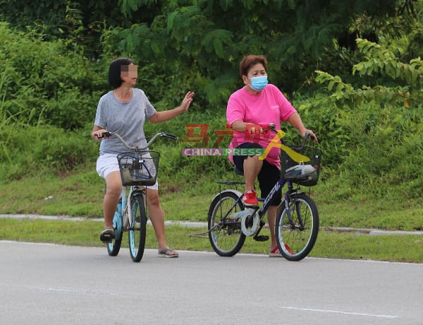 一些妇女也到户外骑脚车，放松身心灵。