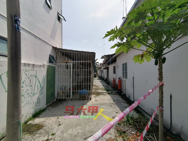■外劳隔离处（左）与右边的曾昆清巷民宅，隔着一条小巷，居民担心病毒传播。