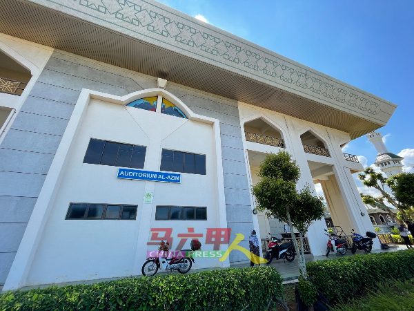 甲州清真寺礼堂被辟为特别疫苗接种中心，专门为马六甲中央医院定期病患接种疫苗。