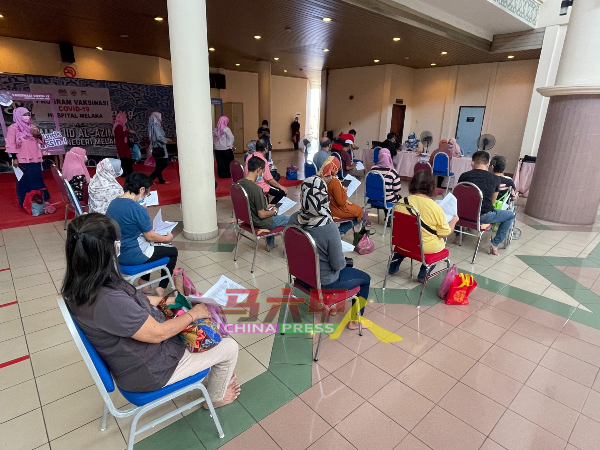 马六甲中央医院定期病患被安排在甲州清真寺接种疫苗。