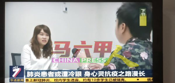 江小萍（面向镜头）针对疫情和确诊者的情绪课题，接受电视台访问。