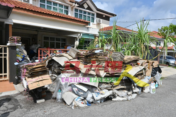 回收物已没地方摆放，连篱笆外也看到堆积如山的回收物。
