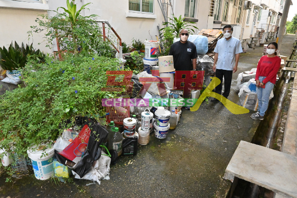 林朝雁（右起）与郑国球、莫哈末看着堆满回收物的后巷。