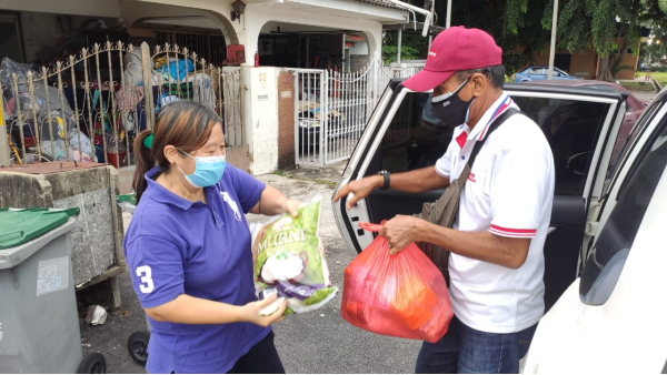 ■格西当州选区服务中心马来志工派物资给华裔家庭。