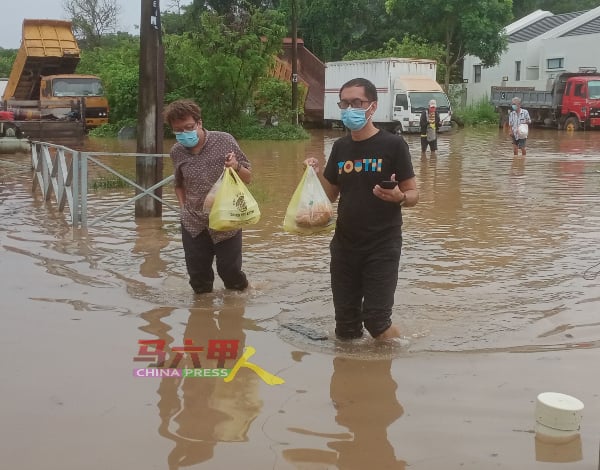 ■李翰霖（右起）及李春源，送上食物给余宏及黄德娘一家。