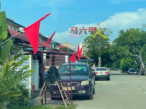 武吉波浪末拉威斯花园居民升起红旗，抗议政府多年来没有关注当地突发水灾问题。