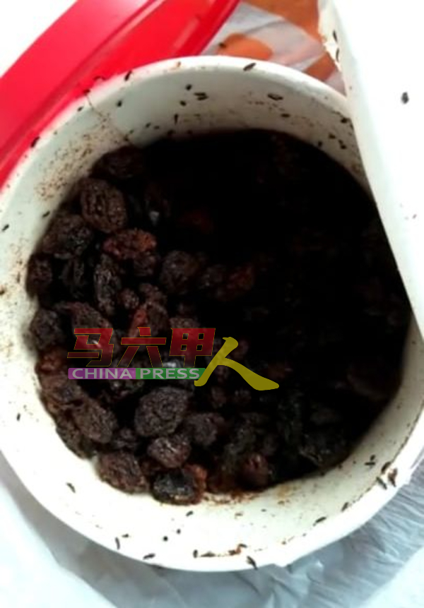 发霉的葡萄干布满小黑虫,让人觉得十分恶心。