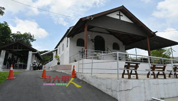 失业印裔青年疑似受到精神压力，在过去半年入住玛琳义山上的圣十字架山小教堂旁储藏室。