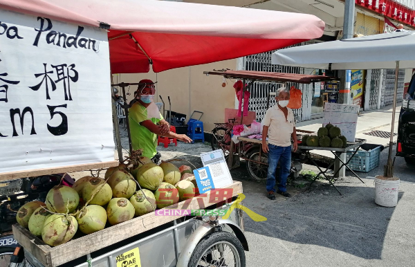 椰子摊的香椰断货，目前是售卖青椰。