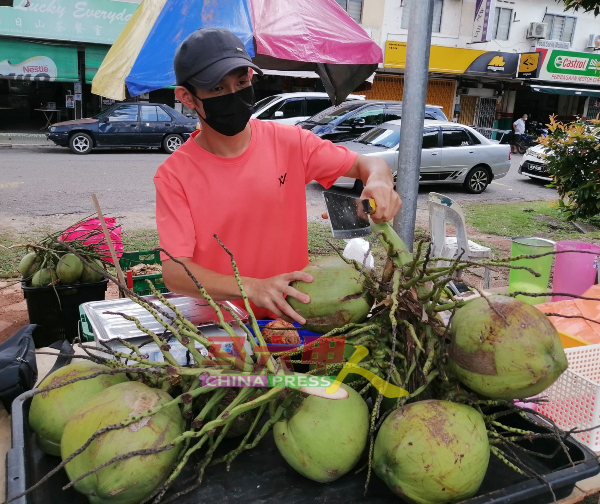 苏铭乐：水果摊原本没售卖椰子，因一直有顾客寻找，就在5月底开始出售椰子。