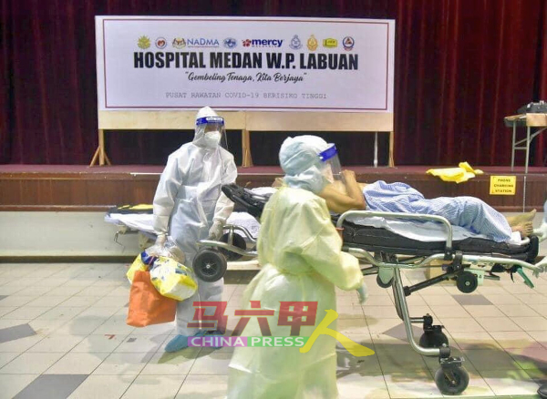 纳闽野战医院拆除过程，也把病人转移到中央医院。（图邱培栋提供）