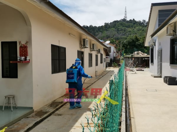 在接获居民寻求消毒的协助后，消毒特工队队员前往武吉波浪新村展开消毒工作。