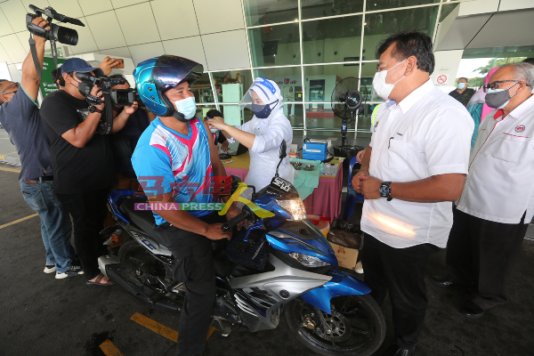 拉末马里曼（右2）在马六甲国际机场视察得来速疫苗接种服务情况。