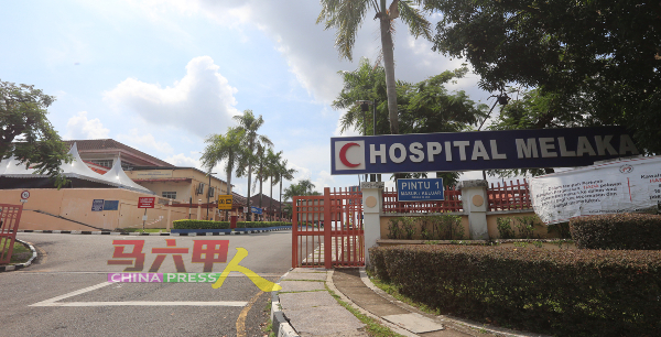 马六甲中央医院病床严重饱和，院方用尽各角落增设病床。
