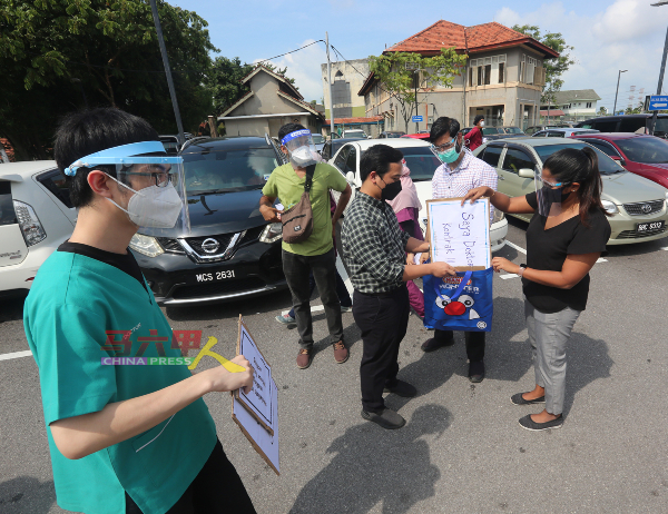 ■抗议活动结束时，一些参与者把标语收起。