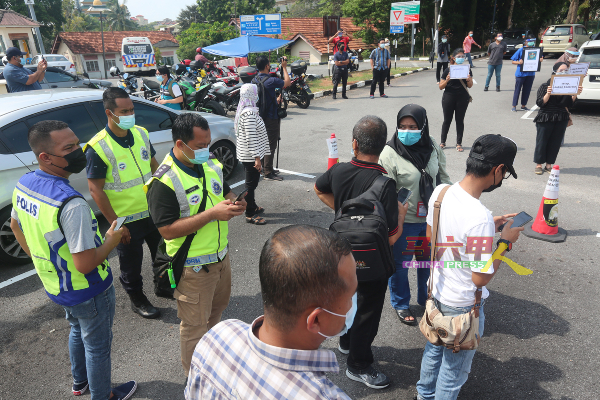 ■罢工抗议活动吸引警方到场驻守，及媒体到场采访。