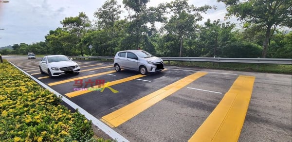 ■重铺后的道路焕然一新，也划上减速带。