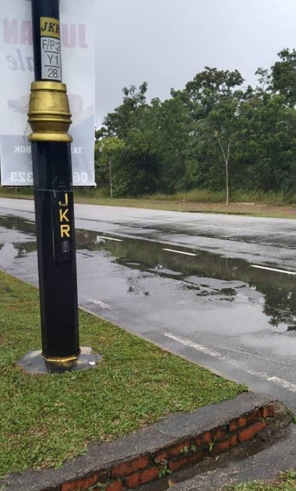 ■每逢下雨，破烂不堪的道路就会积水，威胁安全。