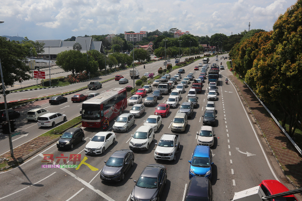 靠近马六甲仙特拉巴士站附近的AMJ大道，在周末非上班时段，车流量非常高。
