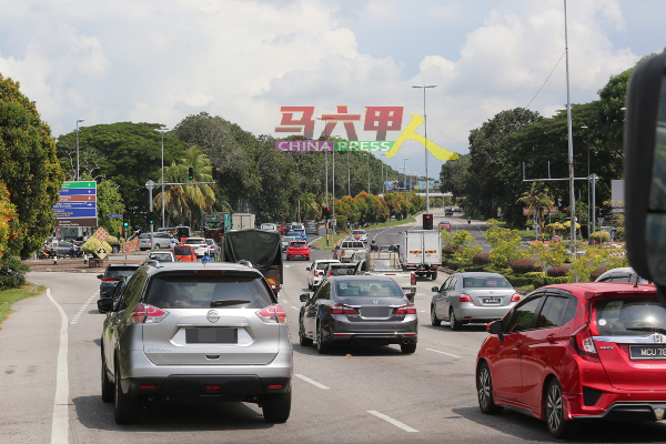 虽然马六甲仍处于全面封锁期间，惟街上的车流量感觉不出正处于全面封锁。