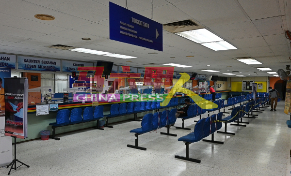 陆路交通局的柜台服务照旧开放给有预约者。