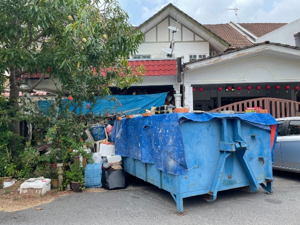 有关当局至今没有着手处理峇株安南佳迪花园垃圾屋问题，引起居民不满。（档案照）