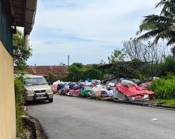 佳迪花园另一住家同样堆满杂物，李春源将督促当局赶快处理。