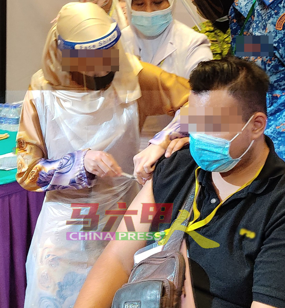 刘志俍促卫生部回应，医护人员在进行接种时没戴上手套，是否符合标准作业程序。（档案照）