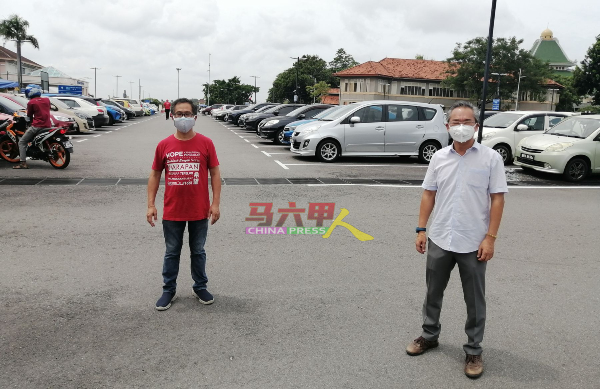 ■刘志俍（左）建议甲中央医院泊车场设野战医院，右为邱培栋。