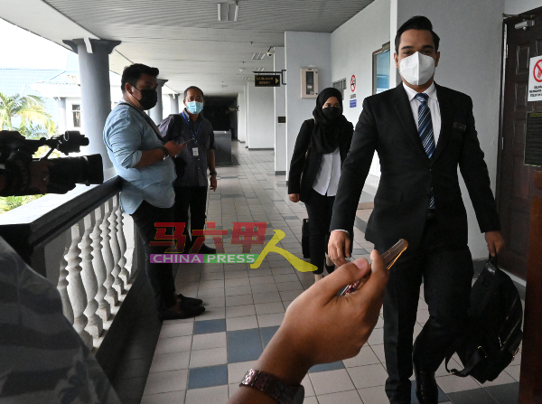 ■依旺沙副检察司（右）离开法庭时，被记者追问案情。
