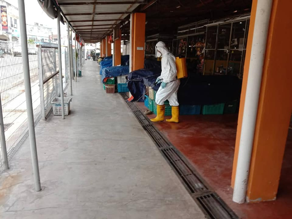 消毒队伍到马日丹那巴刹展开消毒工作。（图取自亚罗牙也市议会面子书）