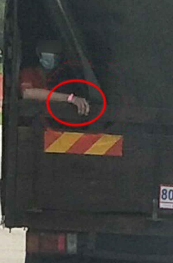 ■坐在车斗上的男子把右手露出来，明显看到粉红色手环，让陈姓商人当场吓着。