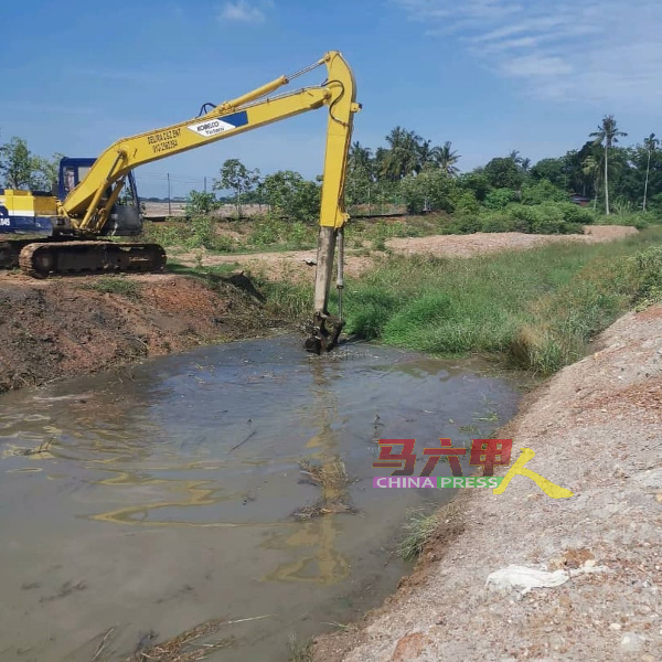 ■坭机在挖掘河流，进行清理的工作。