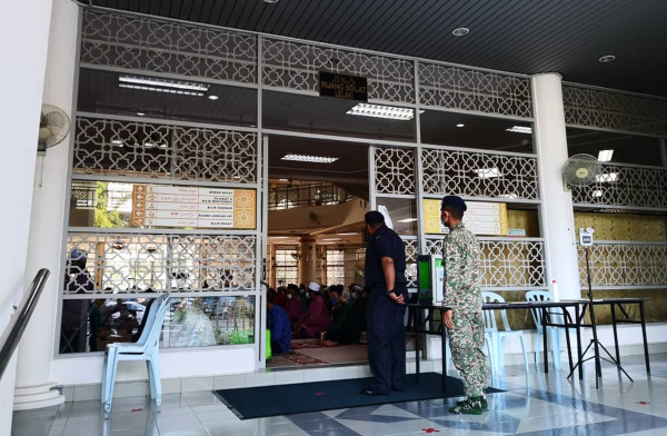 执法人员到清真寺检查。