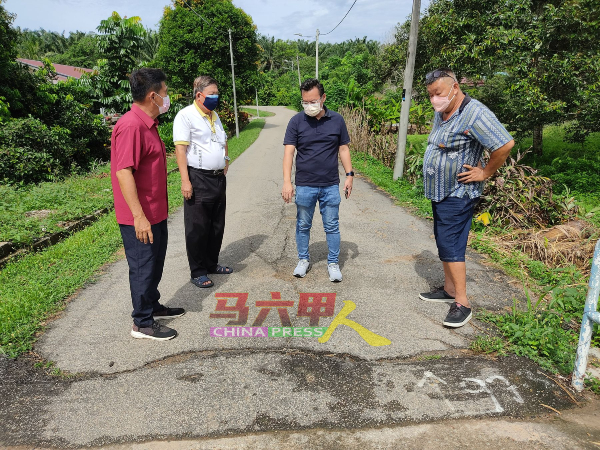 林千宏（左起）、戴佛淞、蔡求伟及汤开烈，察看阿依沙叻桥上因泥土流失而龟裂的路面。