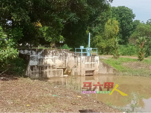 双溪布达集水池通往河流的水闸门已损坏5年，因没有拨款而无法维修。