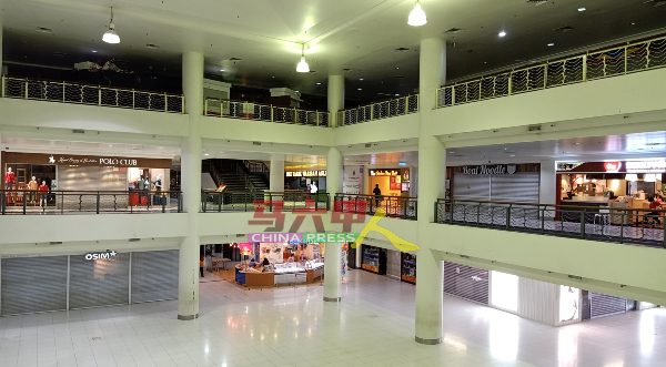 ■马六甲皇冠百利广场大部分商店依然处于关闭状态，人潮也显得较少。