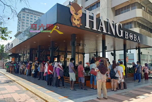 Hang Boba奶茶店进行食物银行活动，引起人群排队前来领取免费食物。