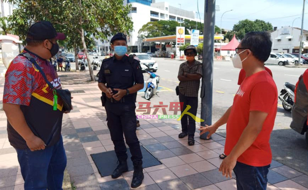 警员（左2起）向刘志俍了解食物银行引起群聚情况。