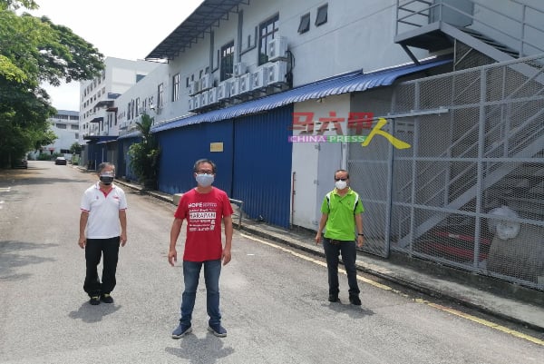 陈劲源（左起）、刘志俍（中）和李祥生，亲自到东合超市后巷查看，以证实流传的语音信息是假消息。