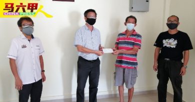 马华甲州志工团协助  Gocare移交2病患支票