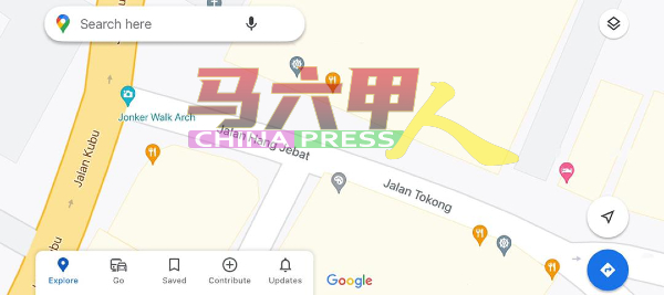根据谷歌地图，鸡场街牌楼至舞台路段出现两个路名，即观音亭街（Jalan Tokong）及鸡场街（Jalan Hang Jebat）。