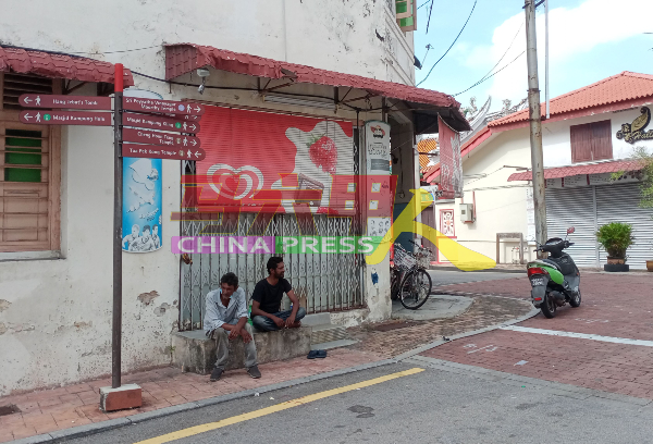 豆腐街与赌间口交接处的旅游景区方向指示牌（图左），所指的方向与景区真正方向不一样，担心误导游客。