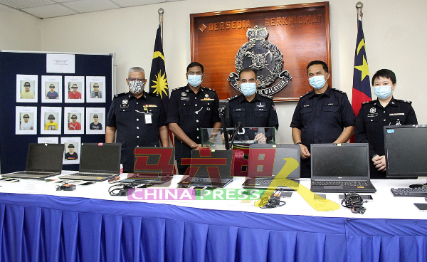 警方通过线上记者会展示行动中查获的电脑。左2起孙德拉和阿都马吉。（图：警方提供）